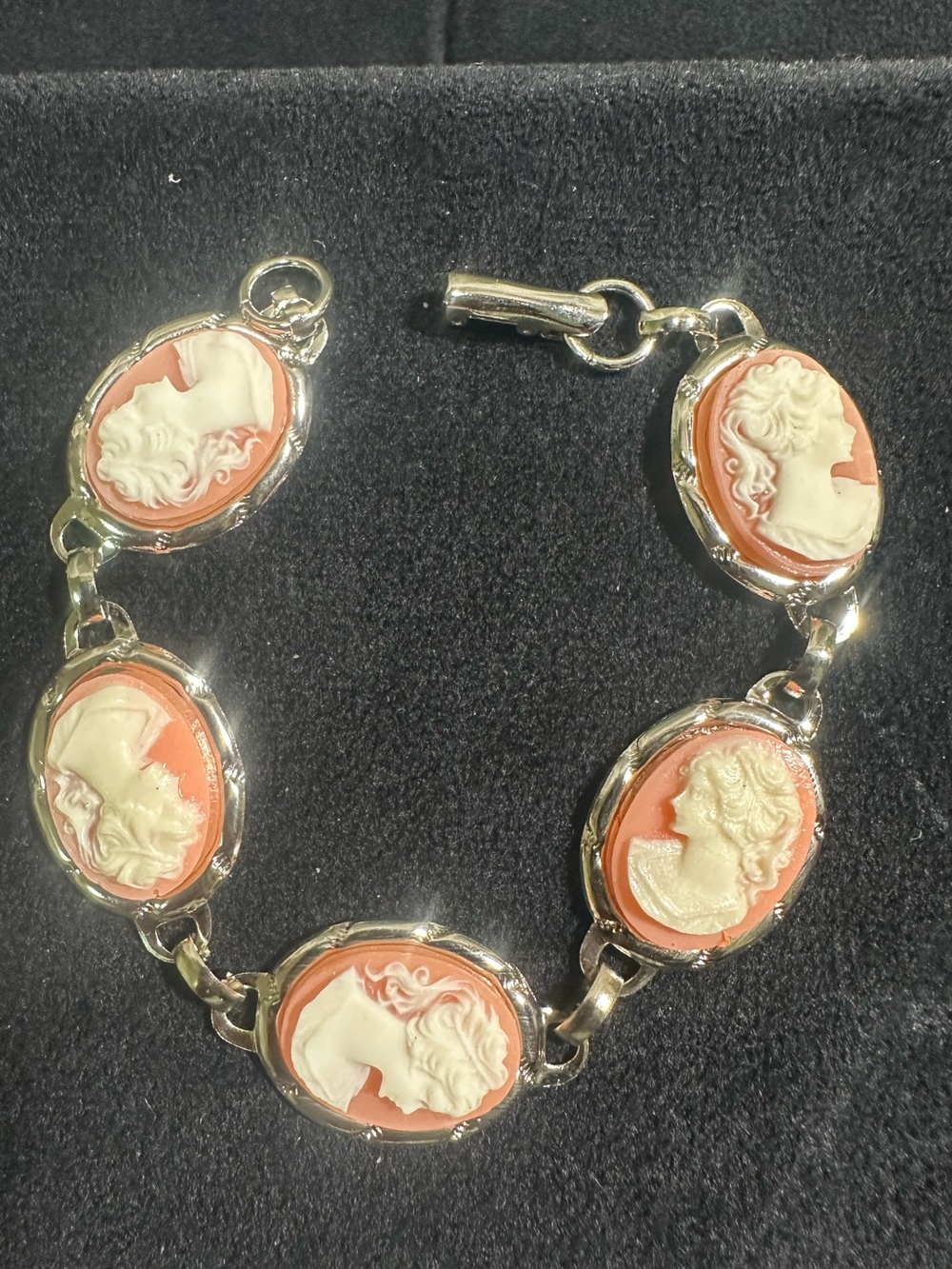 NOS: Vtg Left & Right Facing Lucite Cameo Link Bracelet